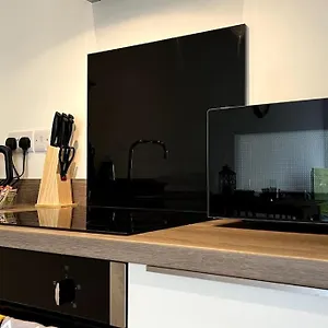 Modern 1 Bedroom Serviced - Near Centre Apartment Doncaster